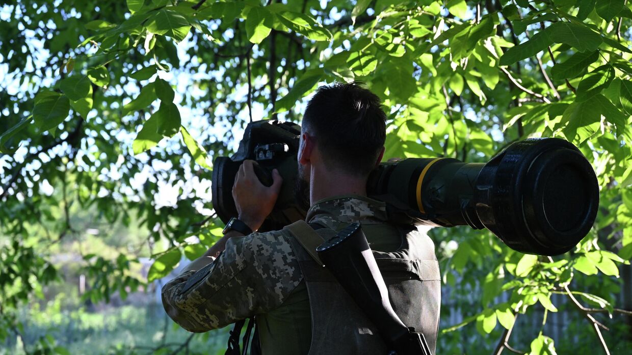 Украинский военнослужащий на позиции недалеко от Чугуева в Харьковской области