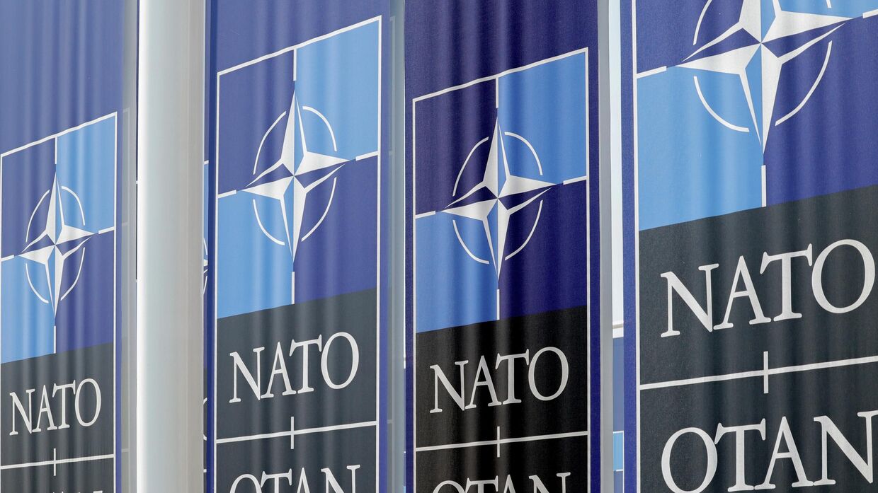 Логотипы НАТО перед штаб-квартирой организации в Брюсселе