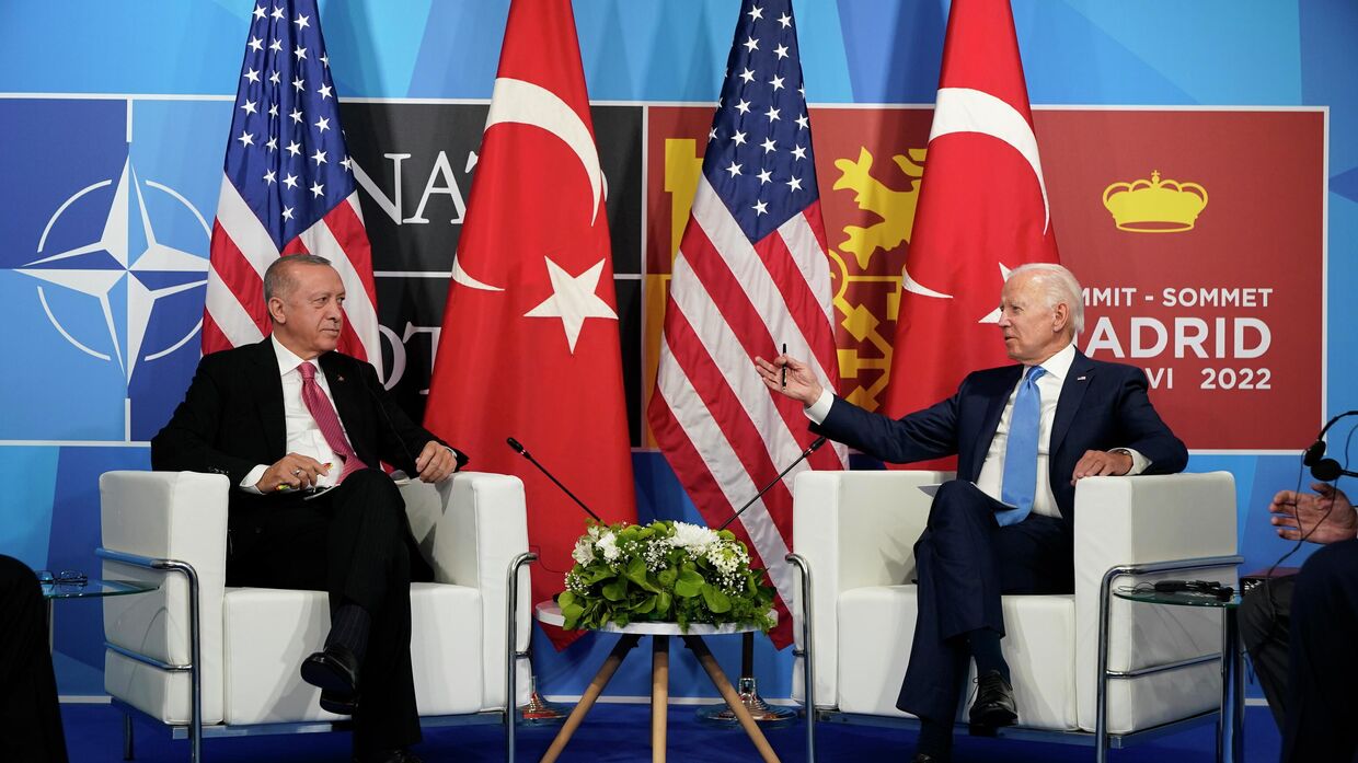 Президент Джо Байден и президент Турции Реджеп Тайип Эрдоган во время саммита НАТО в Мадриде
