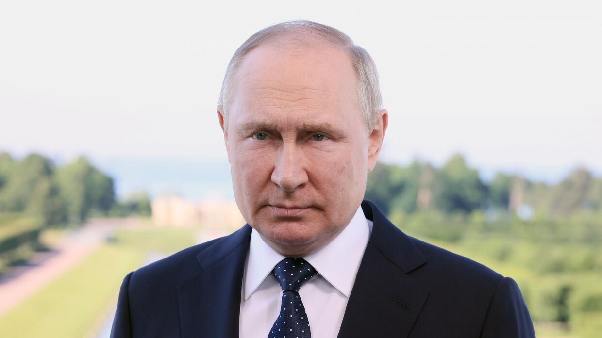 Президент РФ В. Путин поприветствовал участников пленарного заседания X Петербургского международного юридического форума