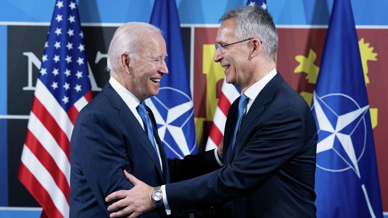 Президент США Джо Байден и генеральный секретарь НАТО Йенс Столтенберг во время саммита НАТО в Мадриде