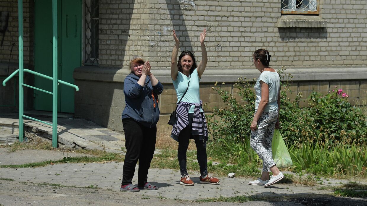 Жители Лисичанска после освобождения города военными ЛНР и России