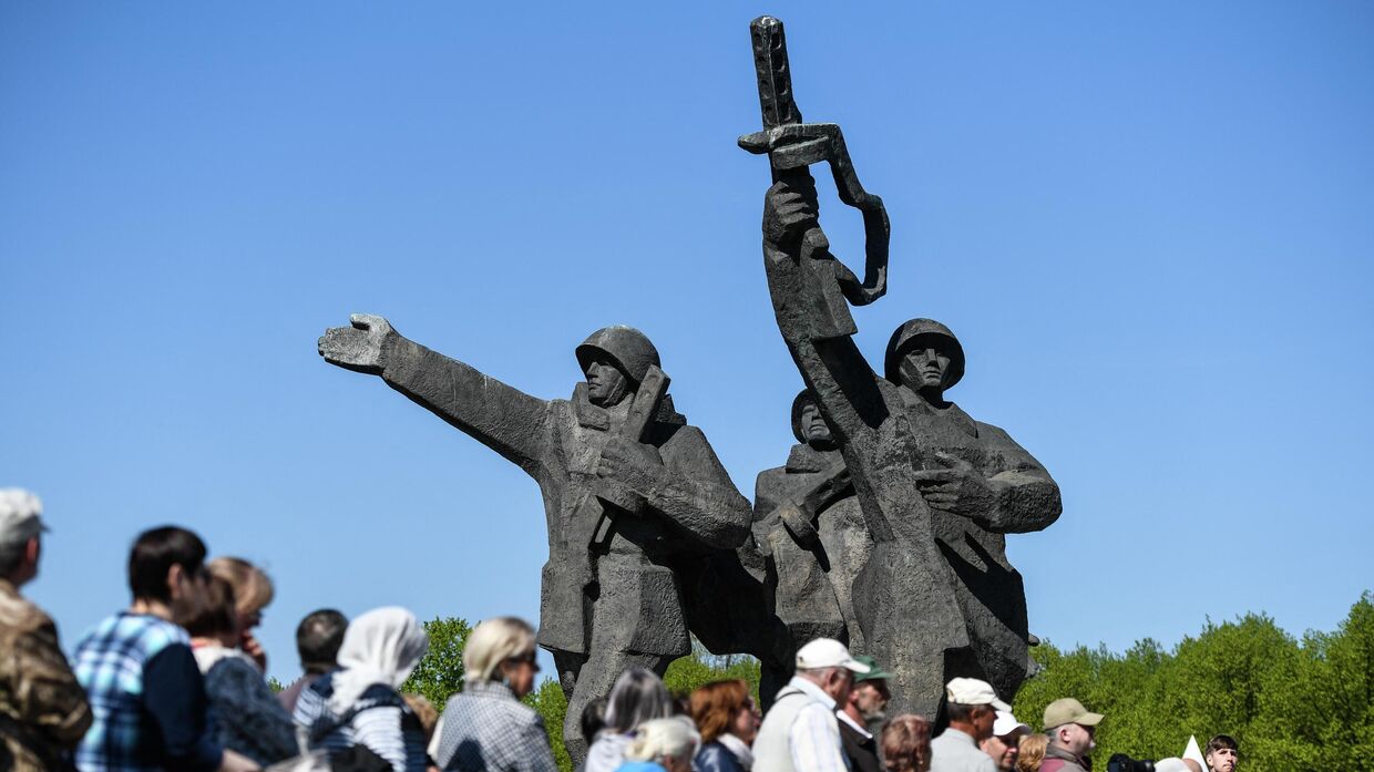 Жители Риги у памятника воинам Советской Армии, Латвия
