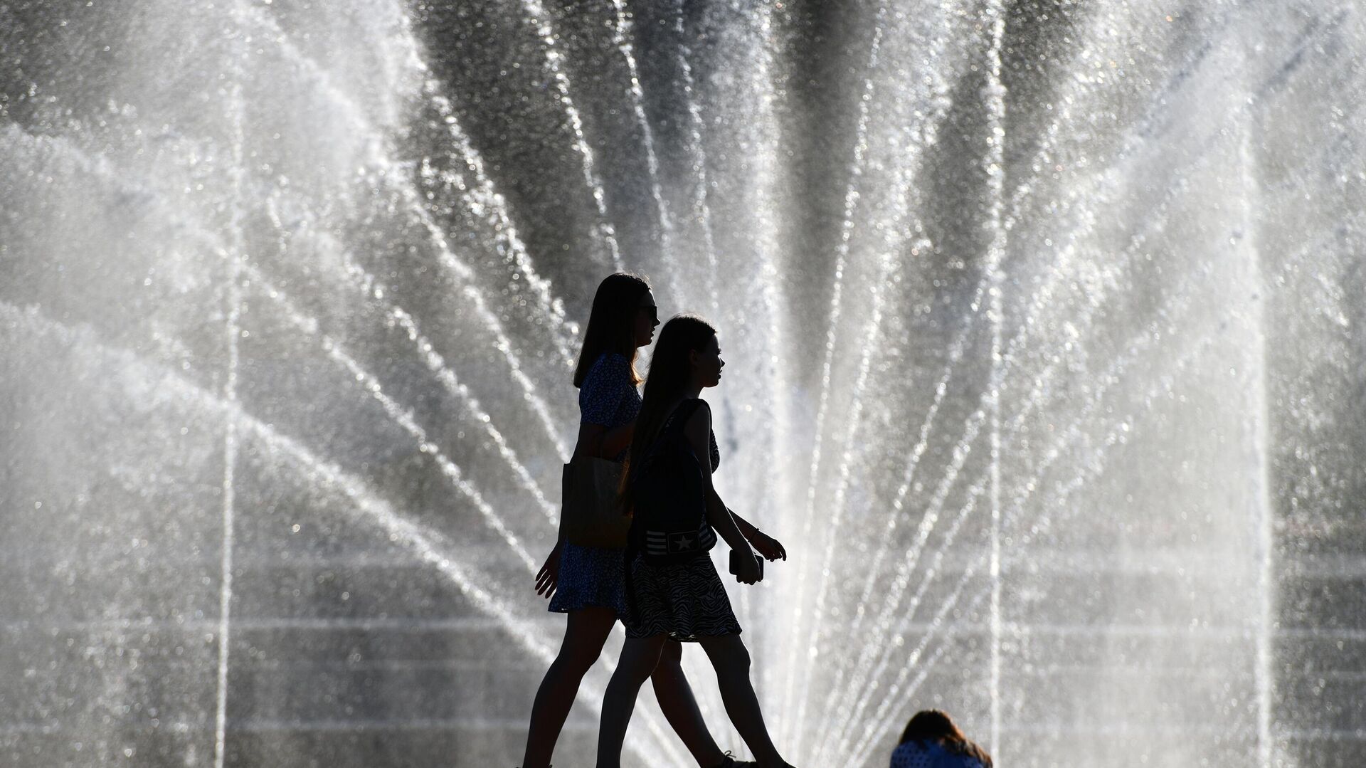 Девушки возле фонтана - ИноСМИ, 1920, 08.07.2022