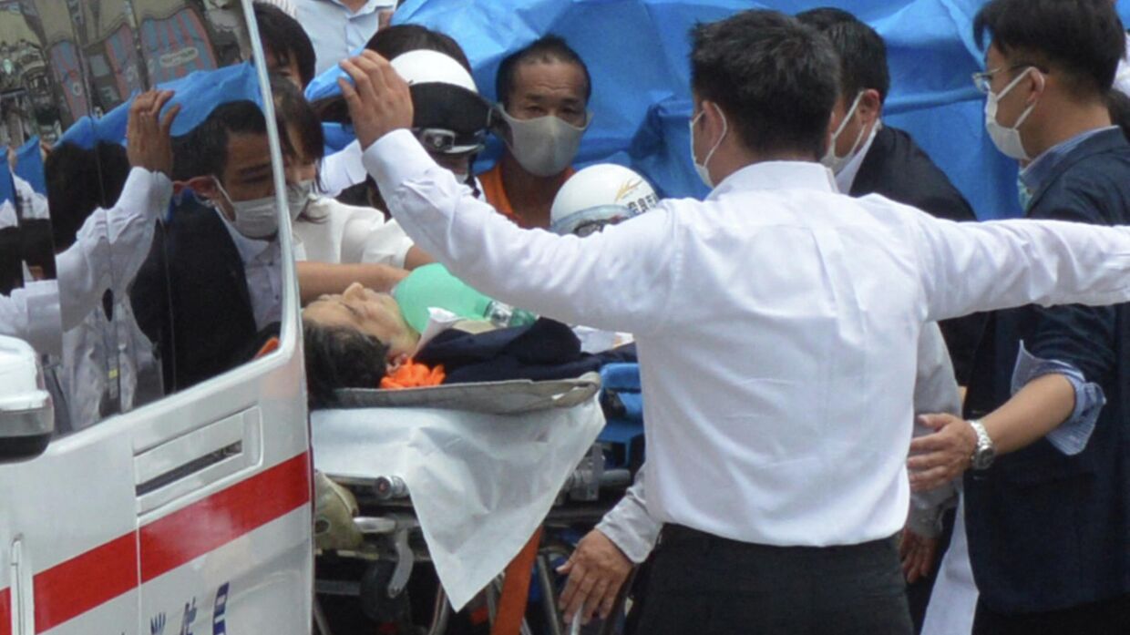 8 июля 2022 года. Бывший премьер-министр Японии Синдзо Абэ в карете скорой помощи в Наре, Япония