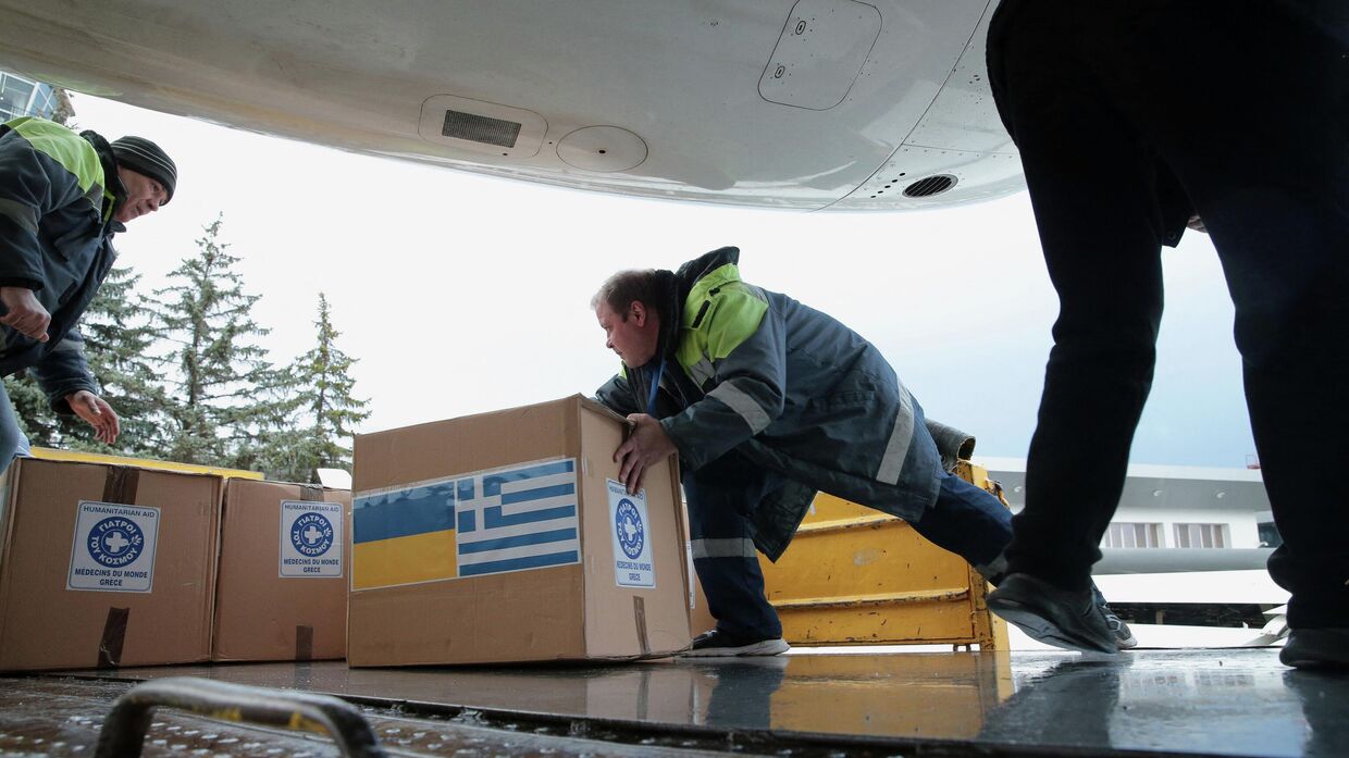 3 апреля 2022 года. Рабочие разгружают ящики с гуманитарной помощью в аэропорту Молдовы, направляющиеся в Одессу