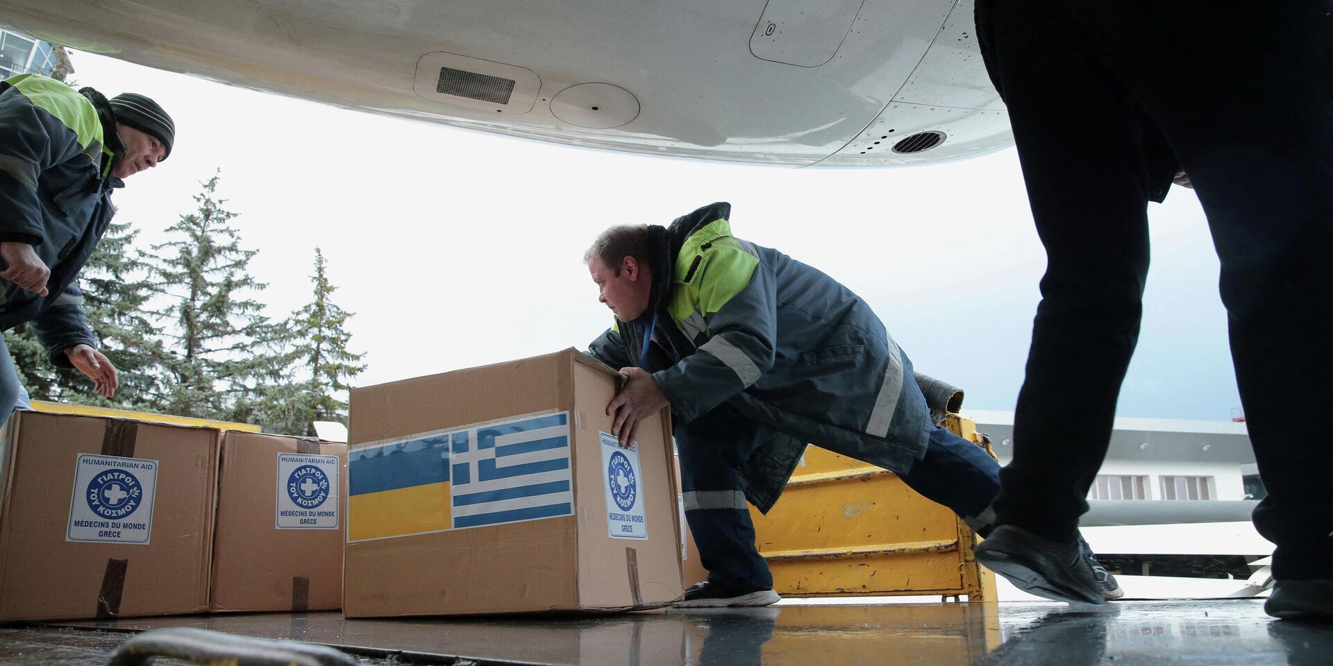 3 апреля 2022 года. Рабочие разгружают ящики с гуманитарной помощью в аэропорту Молдовы, направляющиеся в Одессу - ИноСМИ, 1920, 08.07.2022
