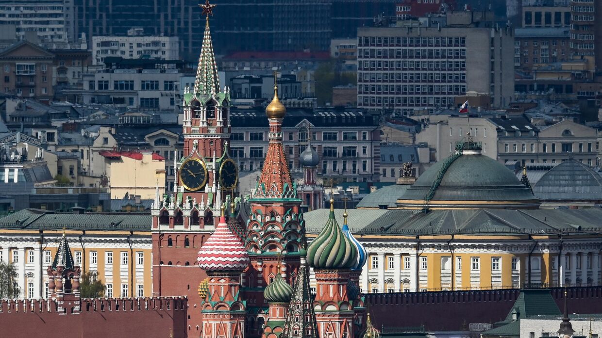 Вид на Собор Василия Блаженного и Спасскую башню Московского кремля