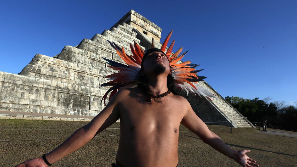 Костюмированное представление у пирамиды Кукулькана в Мексики