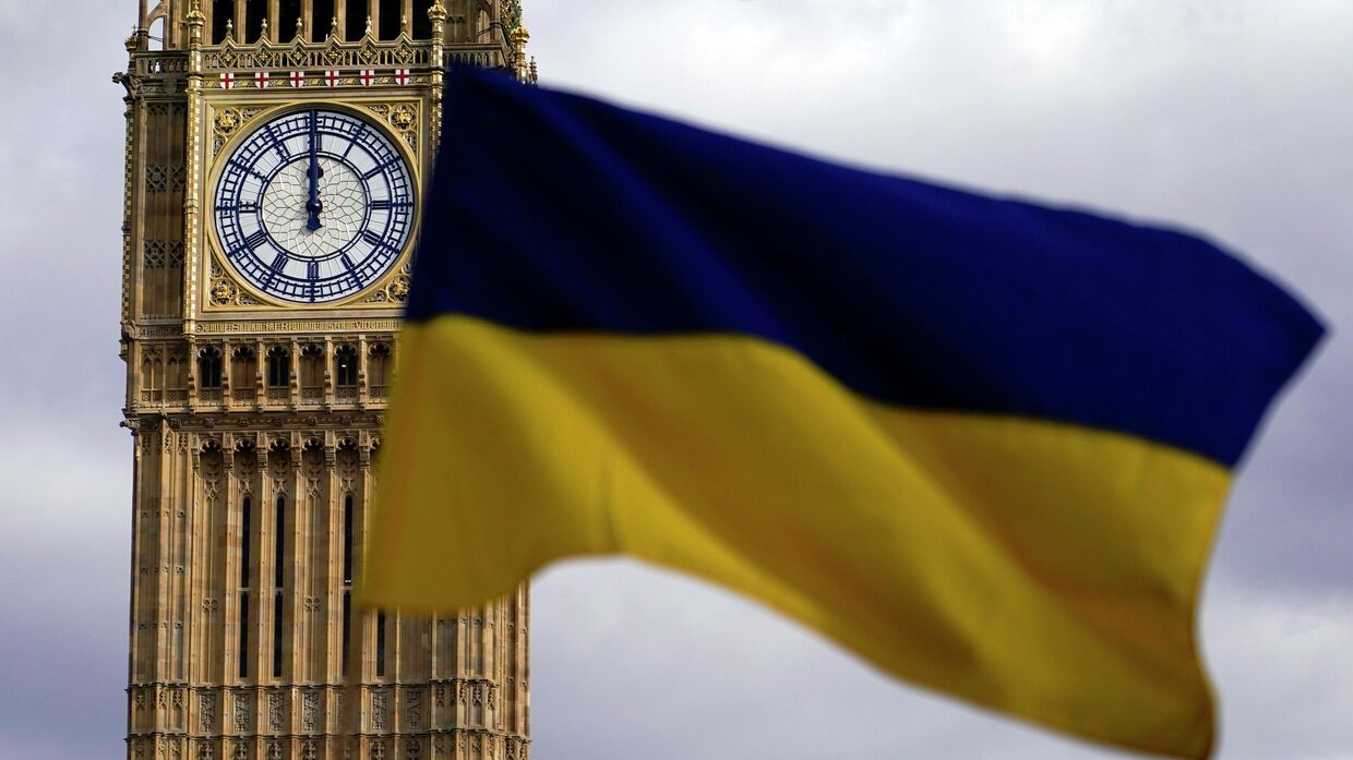 Флаг Украины на Парламентской площади в Лондоне