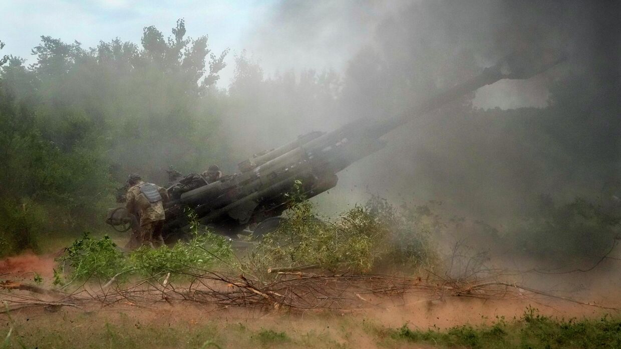 Украинские солдаты ведут огонь из американской гаубицы M777