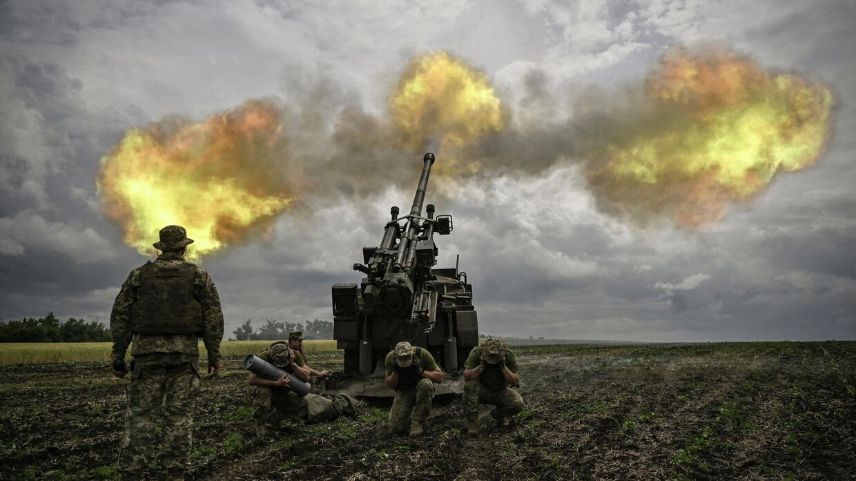Украинские военнослужащие ведут огонь из французской самоходной артиллерийской установки