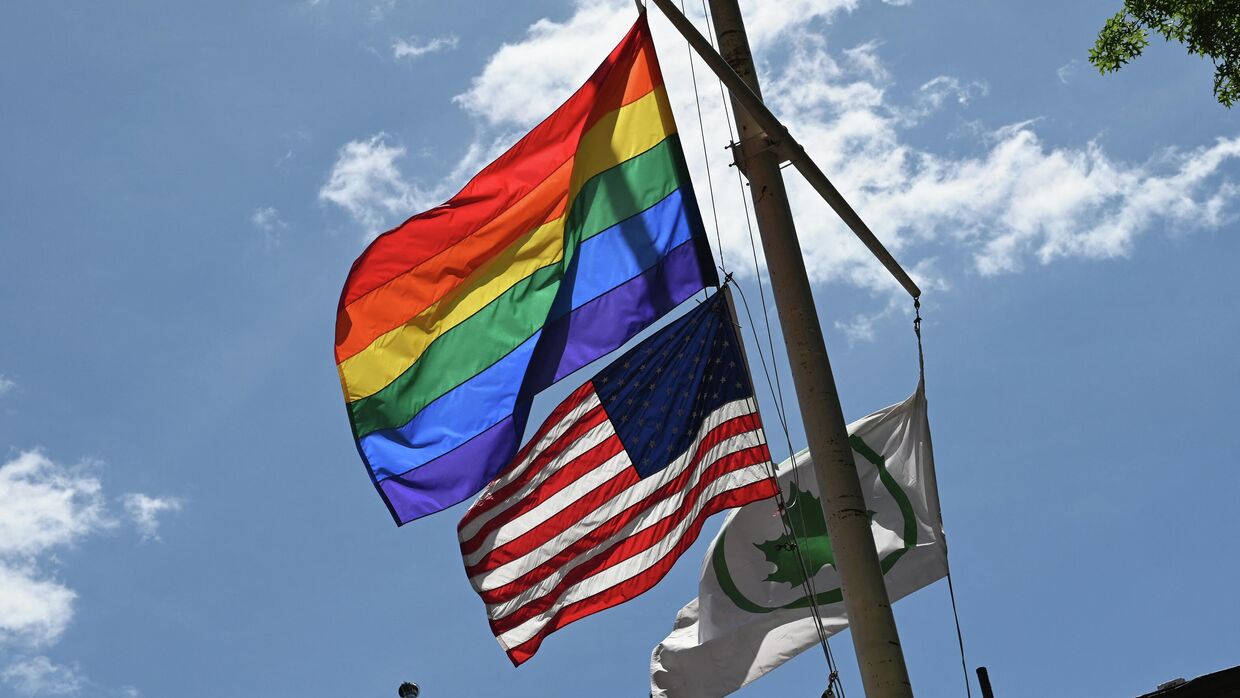 Флаг ЛГБТ и флаг США в Нью-Йорке