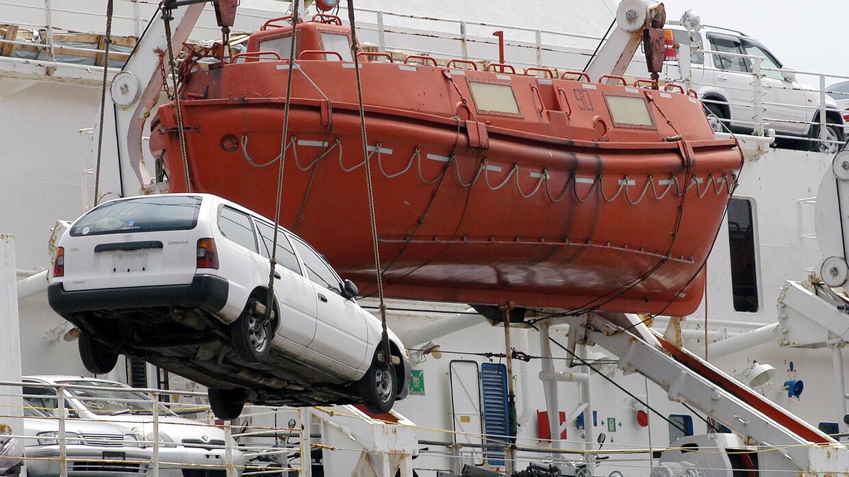 Подержанный японский автомобиль выгружают с судна в порту Владивостока
