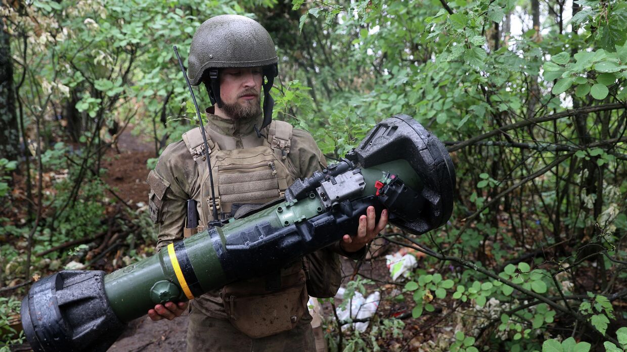 11 июля 2022 года. Украинский военнослужащий c противотанковой ракетой NLAW в Харьковской области