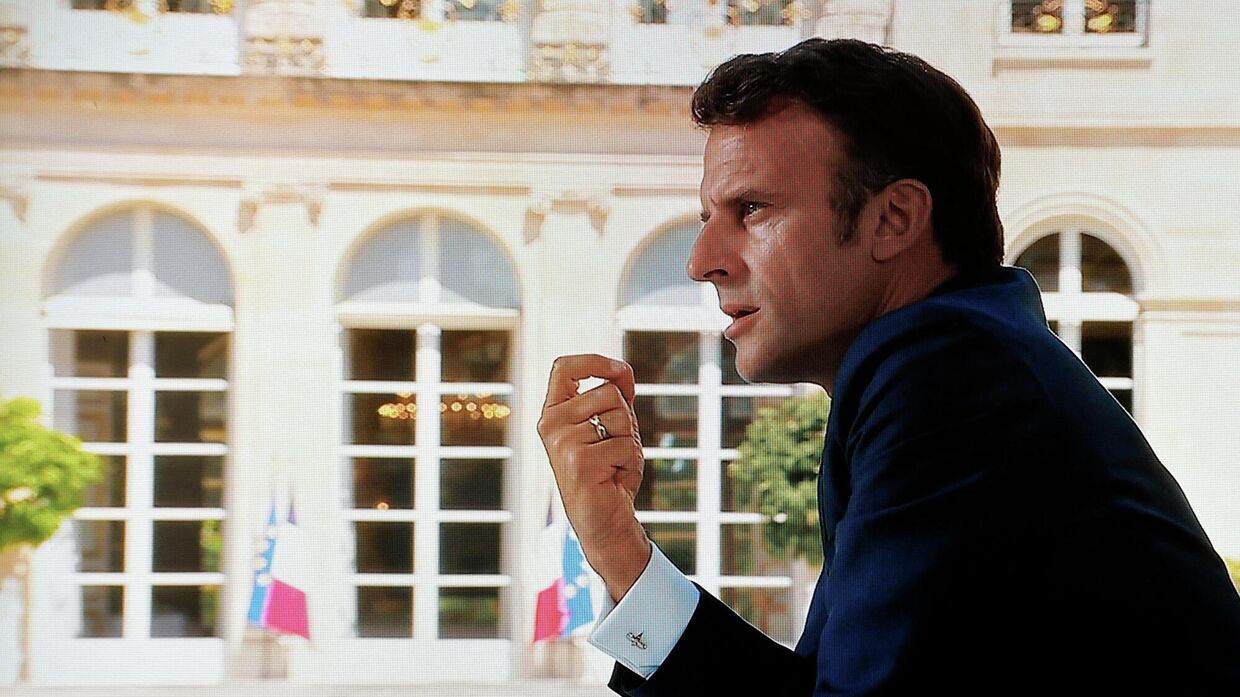 14 июля 2022 года. Президент Франции Эммануэль Макрон во время интервью в Париже