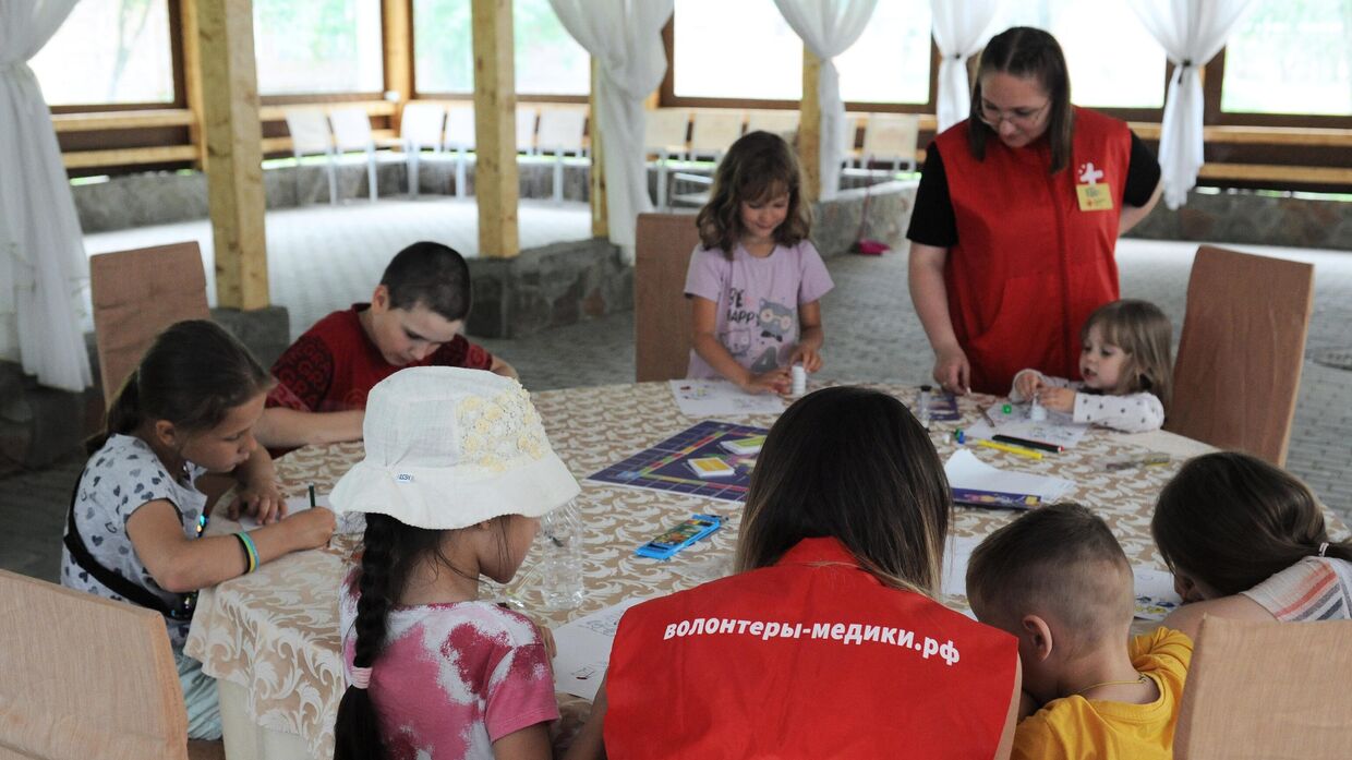 Волонтеры занимаются рисованием с детьми из Мариуполя в пункте временного размещения в АМАКС Парк-Отель в Тамбове