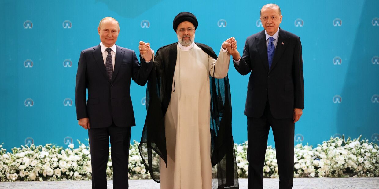 19 июля 2022. Президент РФ Владимир Путин, президент Ирана Эбрахим Раиси и президент Турции Реджеп Тайип Эрдоган (слева направо) перед началом встречи глав государств в Тегеране.