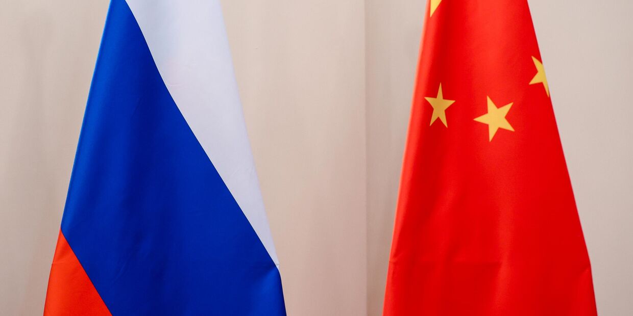Государственные флаги РФ и КНР 