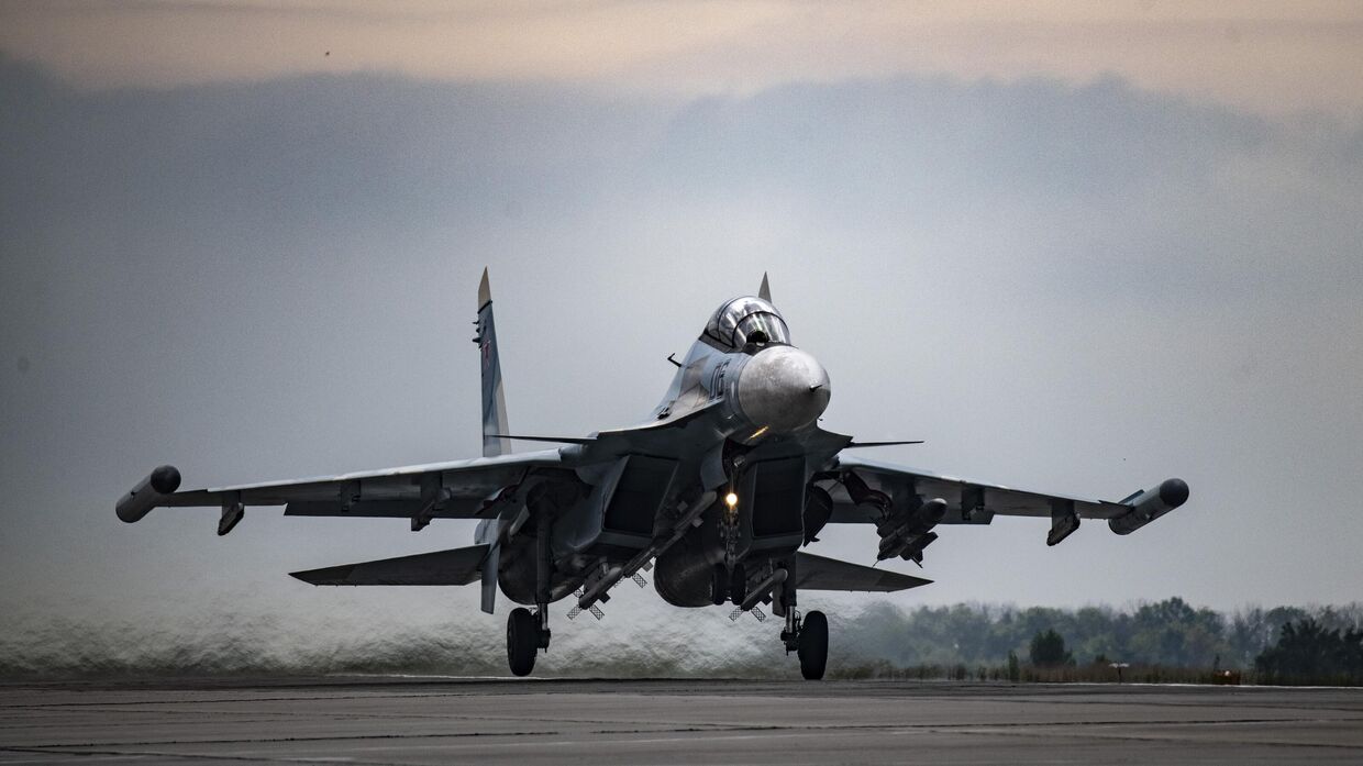 Многоцелевой истребитель Су-35 ВКС России 