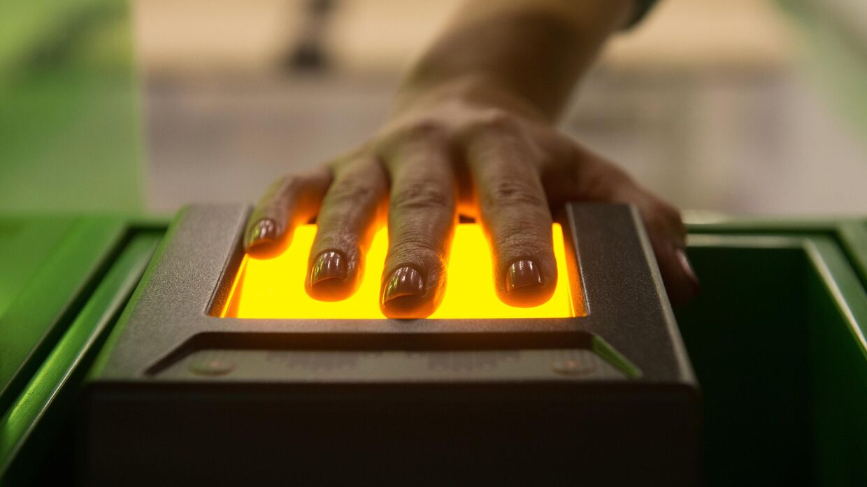 Сканирующее отпечатки пальцев устройство в визовом центре Pony Express в Москве
