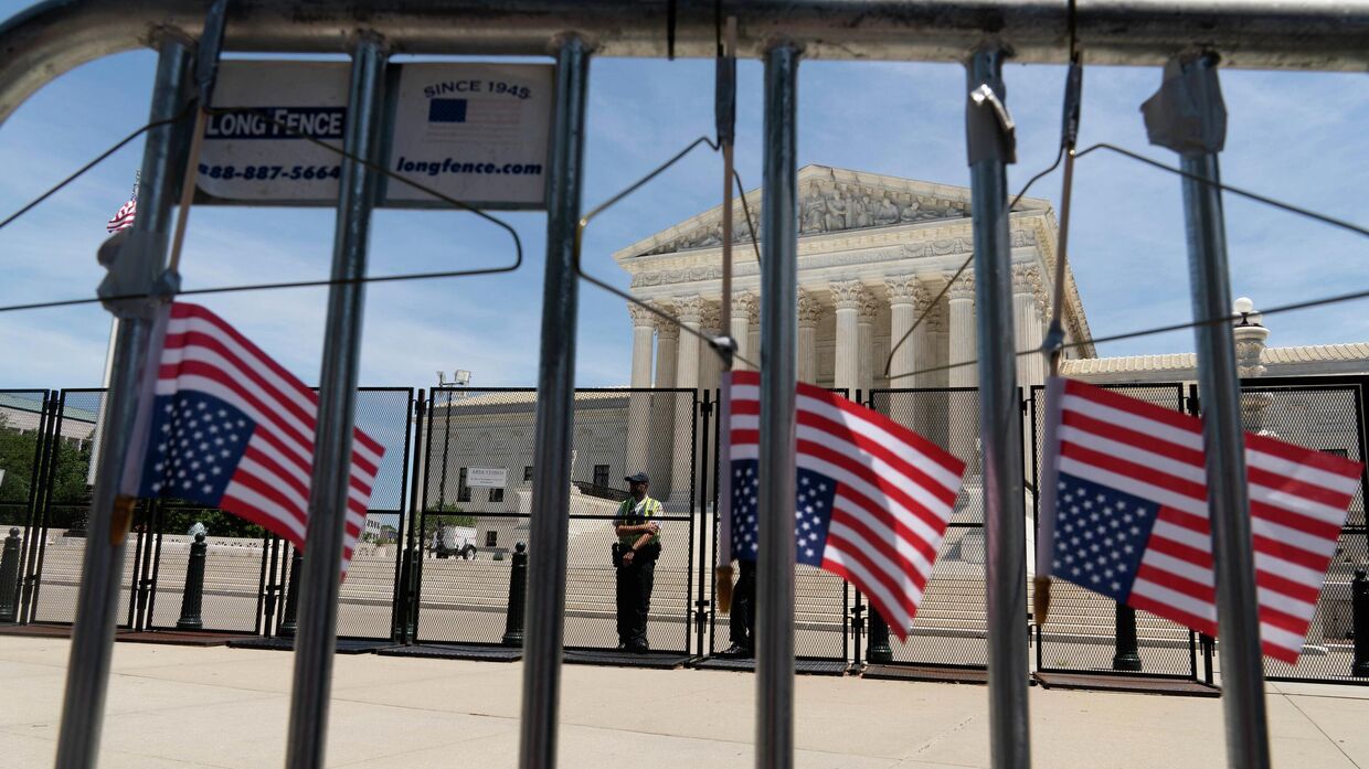 4 июля 2022 года. Перевернутые флаги США у здания Верховного суда в Вашингтоне