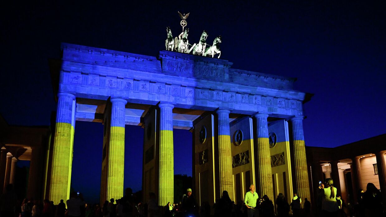 Бранденбургские ворота, подсвеченные в цвета украинского флага в Берлине