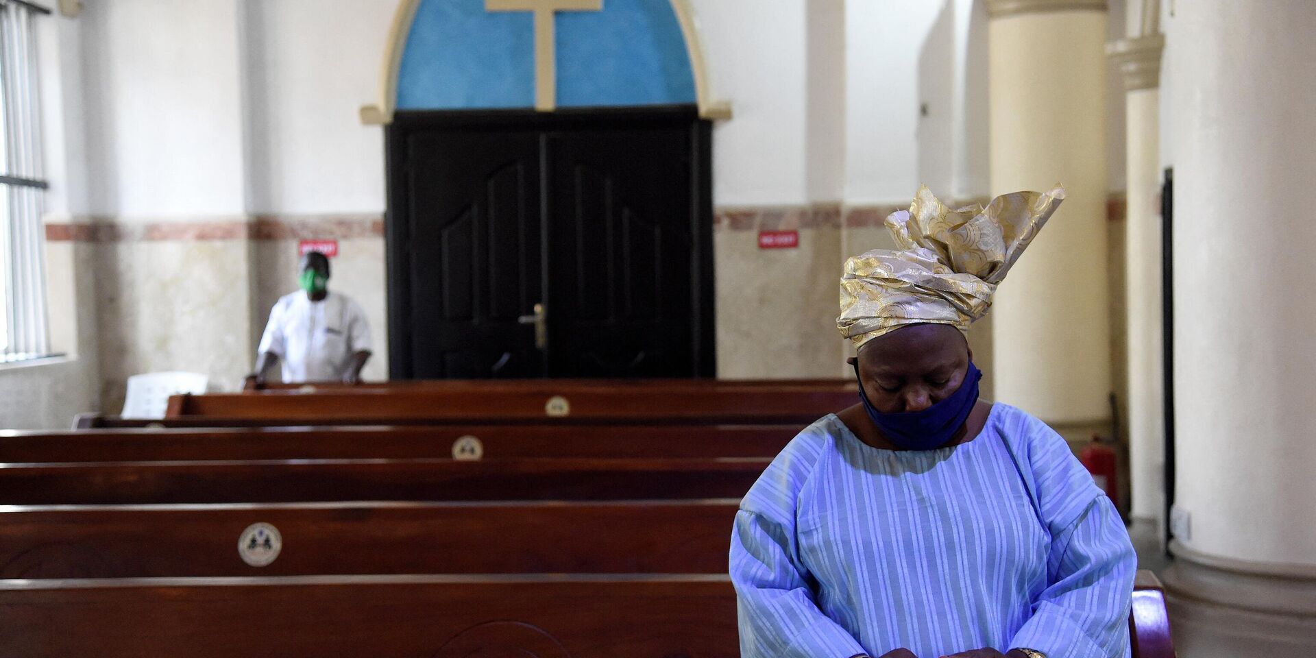 Женщина молится в соборе Святого Креста в Лагосе, Нигерия - ИноСМИ, 1920, 29.07.2022