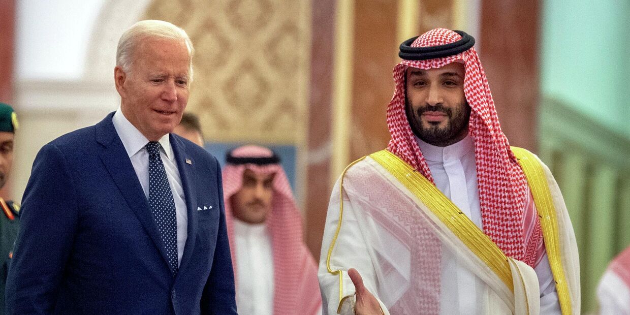Наследный принц Саудовской Аравии Мухаммед бен Салман и президент США Джо Байден во дворце Аль-Салам в Джидде, Саудовская Аравия, 15 июля 2022 года.
