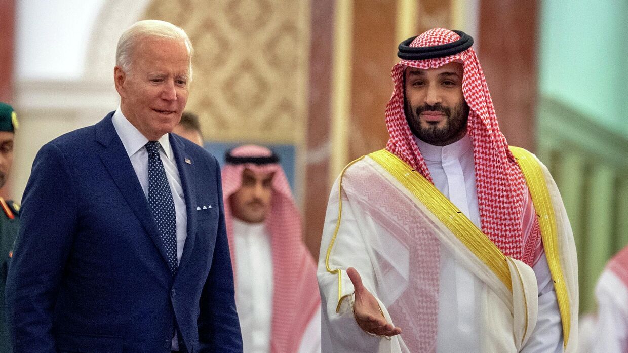 Наследный принц Саудовской Аравии Мухаммед бен Салман и президент США Джо Байден во дворце Аль-Салам в Джидде, Саудовская Аравия, 15 июля 2022 года.