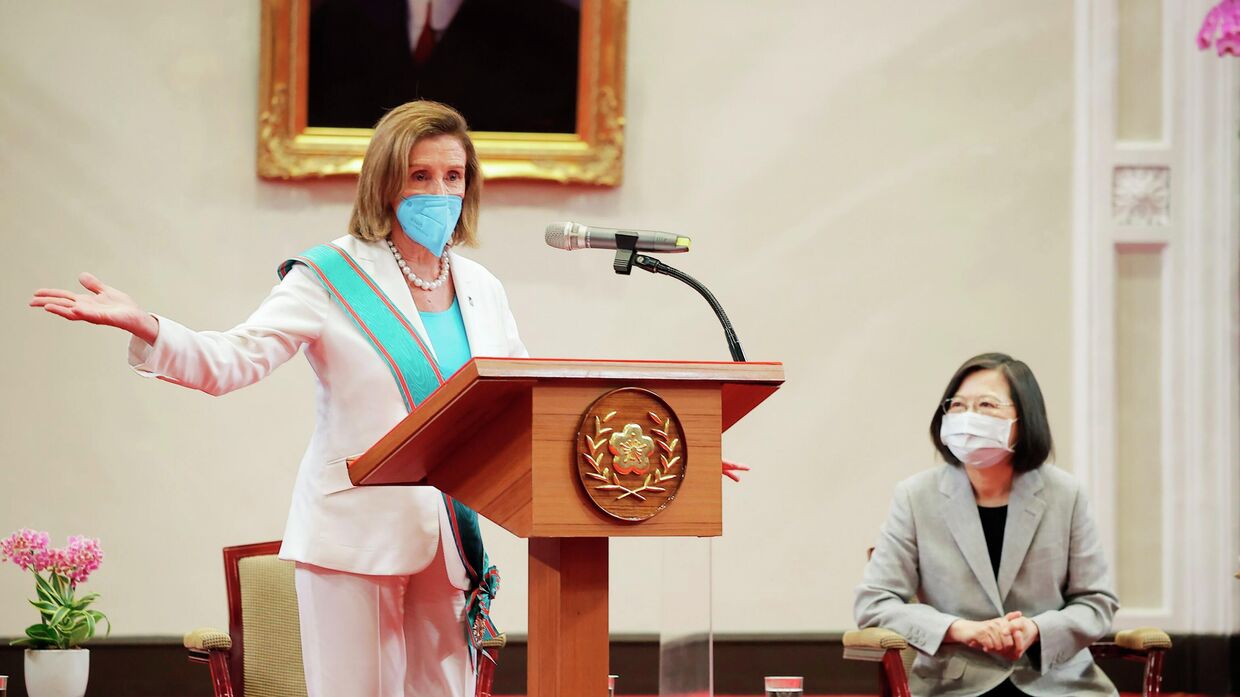 Спикер палаты представителей США Нэнси Пелоси во время визита в Тайбэй
