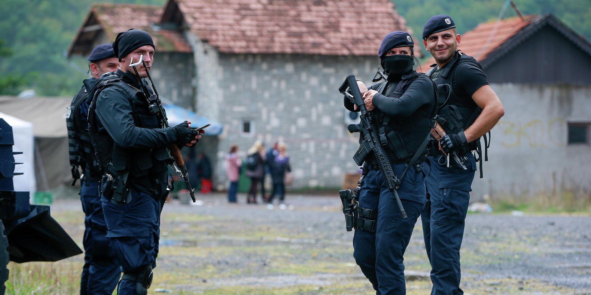 Косовские полицейские охраняют дорогу недалеко от пограничного пункта Яринье на севере Косово - ИноСМИ, 1920, 11.12.2022