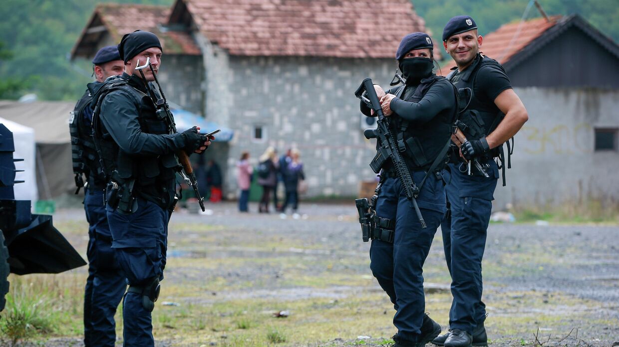 Косовские полицейские охраняют дорогу недалеко от пограничного пункта Яринье на севере Косово