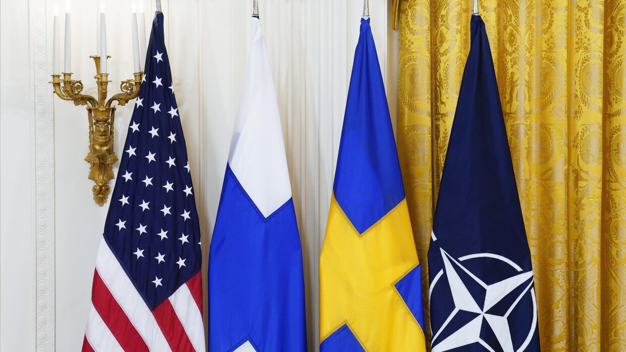 Флаги США, Финляндии, Швеции и НАТО в Белом Доме в Вашингтоне