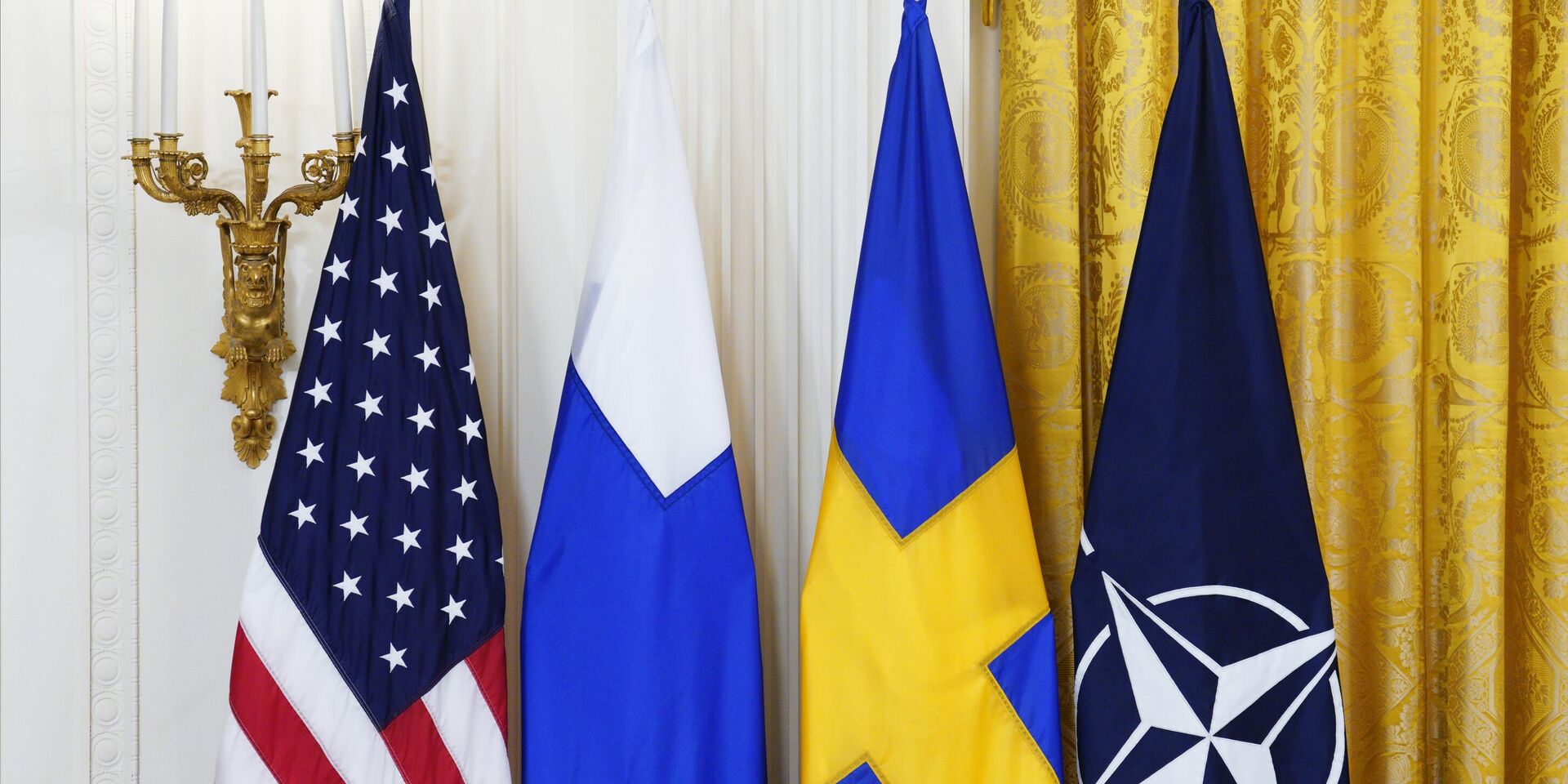 Флаги США, Финляндии, Швеции и НАТО в Белом Доме в Вашингтоне - ИноСМИ, 1920, 20.04.2023