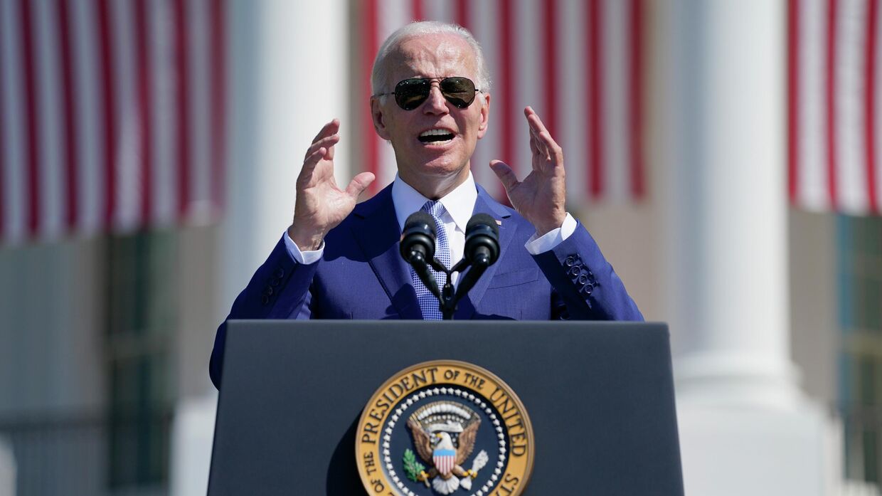 Президент США Джо Байден выступает перед подписанием Акта о чипах и разработках на 2022 год на Южной лужайке Белого дома в Вашингтоне