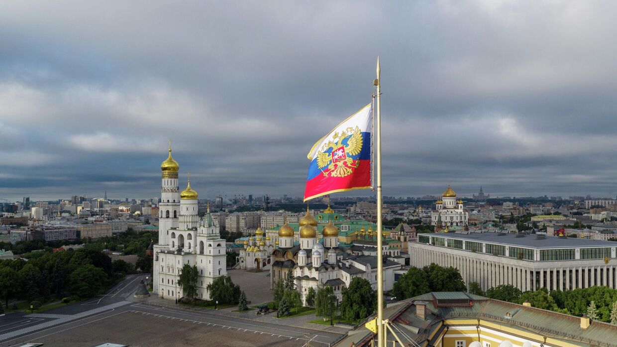 Президентский штандарт на куполе сенатского дворца в Московском Кремле