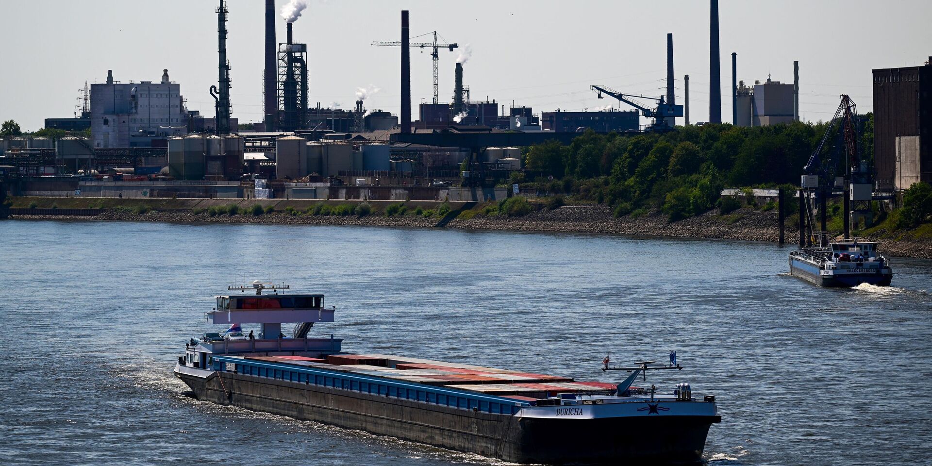 9 августа 2022 года. Грузовое судно на реке Рейн в Дуйсбурге, Германия - ИноСМИ, 1920, 12.08.2022