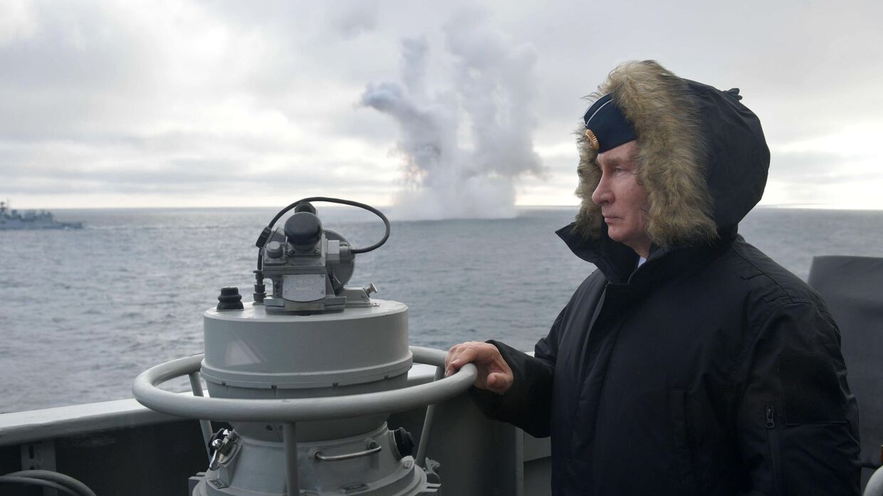Президент РФ Владимир Путин наблюдает за ходом учений Северного и Черноморского флотов в Черном море с борта ракетного крейсера Маршал Устинов
