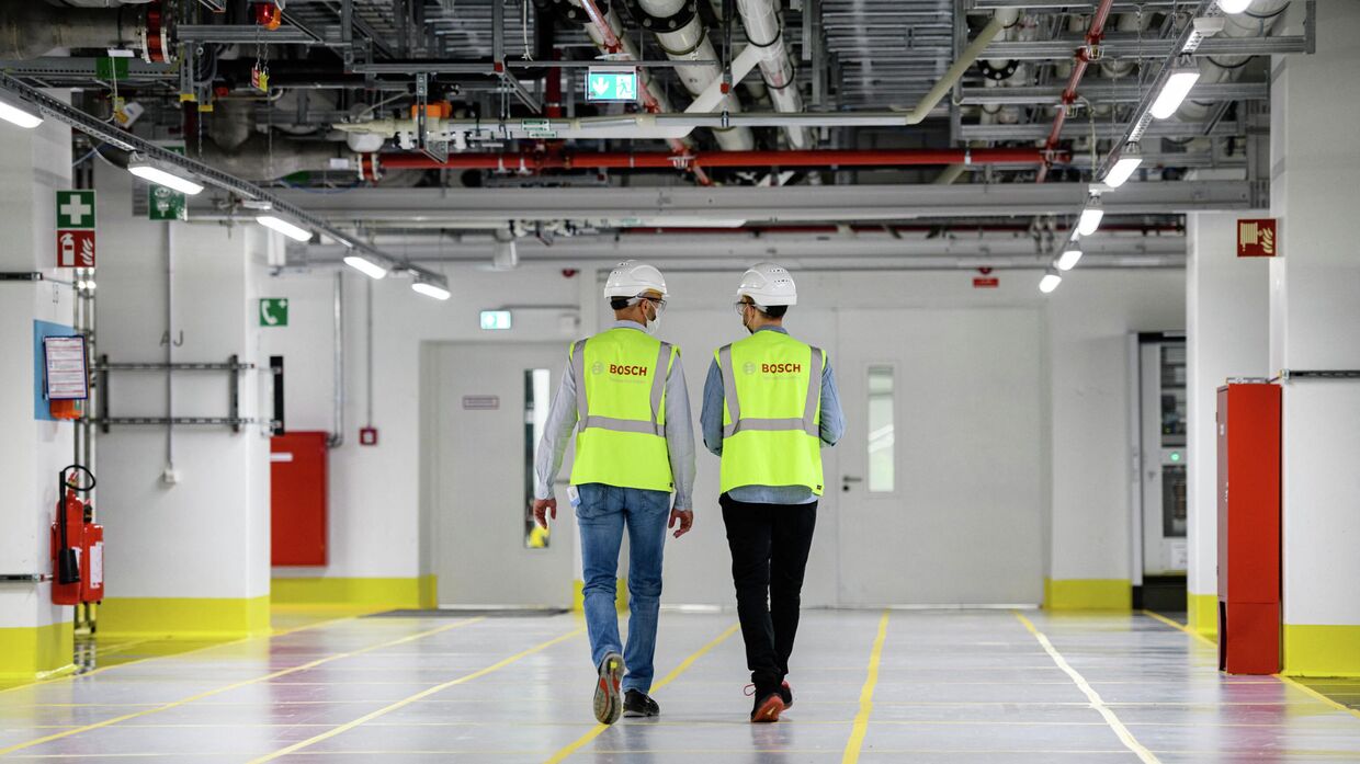 Рабочие на заводе Bosch в Дрездене, Германия