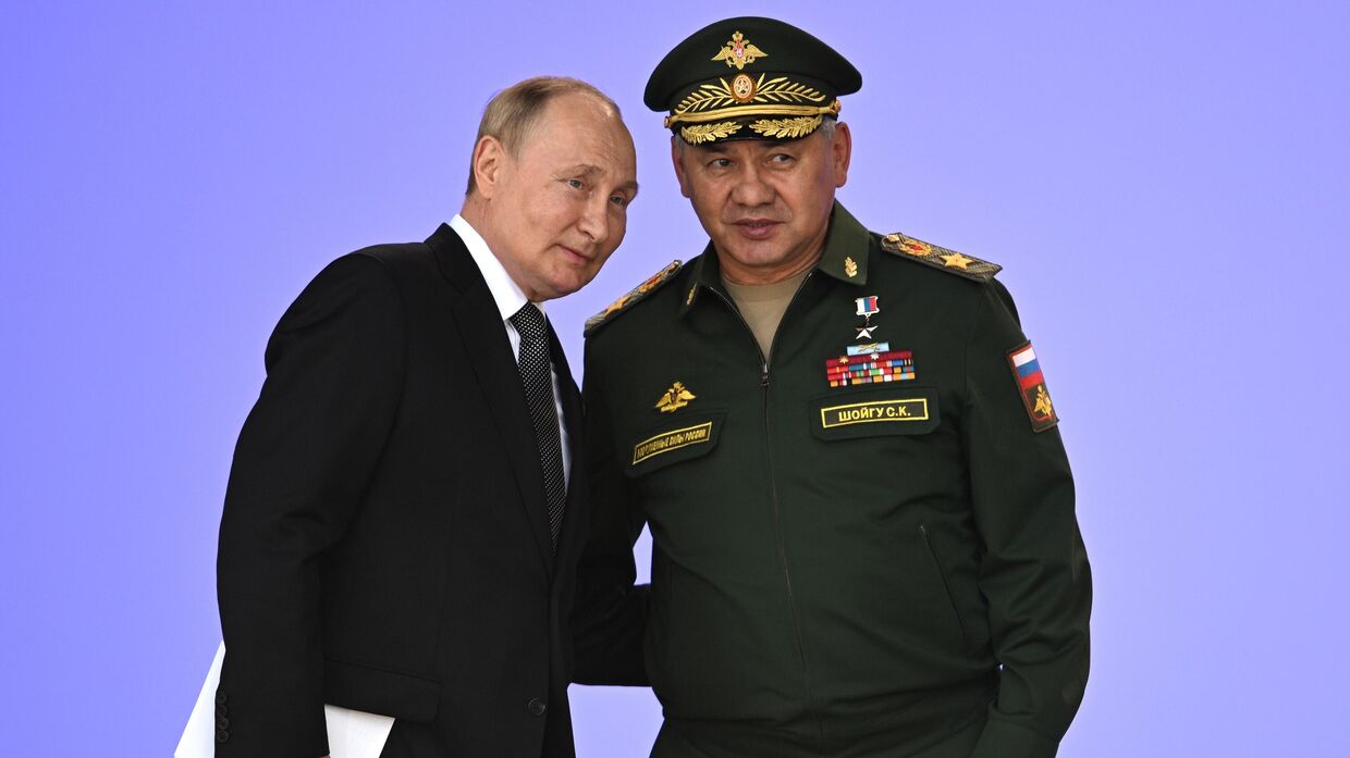 Президент РФ Владимир Путин и министр обороны РФ Сергей Шойгу