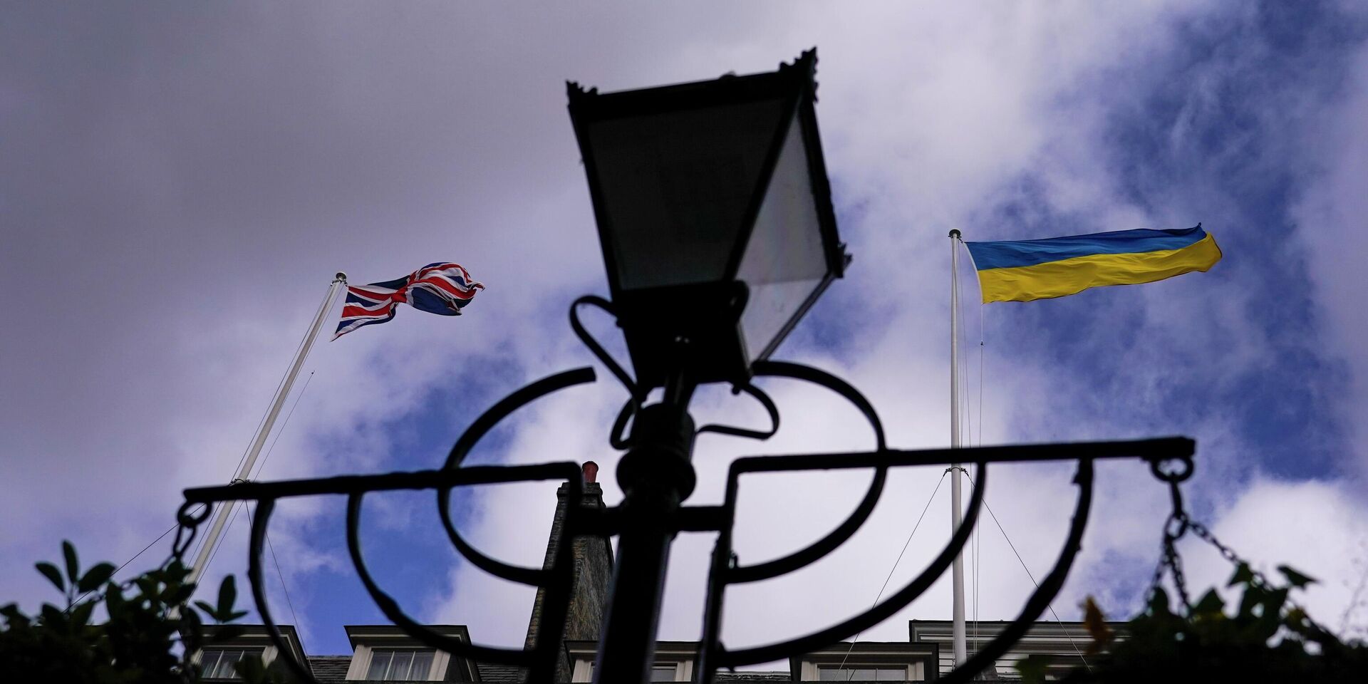 Британский и украинский флаги на Даунинг-стрит, 10, в Лондоне - ИноСМИ, 1920, 25.08.2022