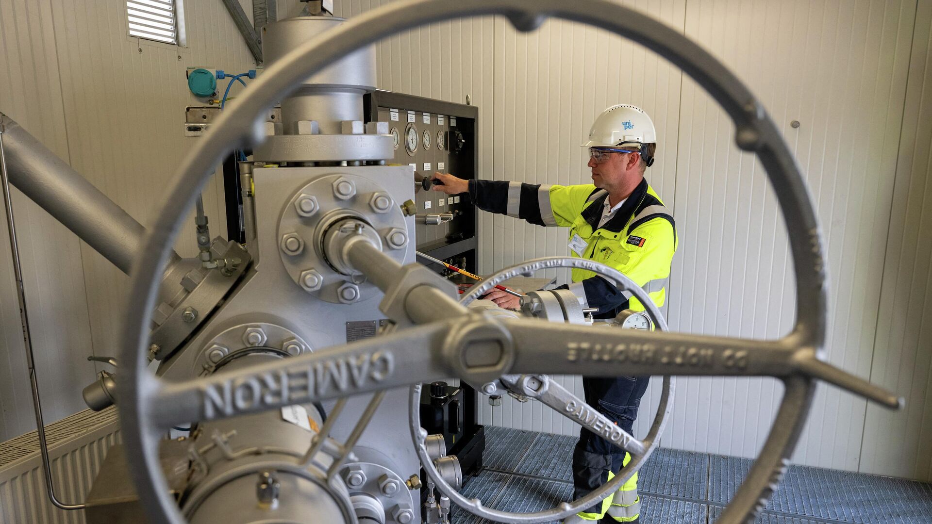 Сотрудник осматривает наземные сооружения хранилища природного газа в Бирванге, Германия - ИноСМИ, 1920, 17.08.2022