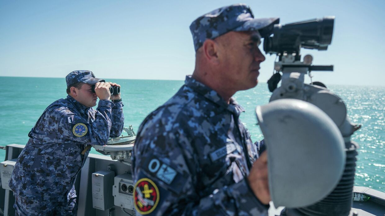 Солдаты ВМС Румынии на палубе фрегата Король Фердинанд во время военных учений Щит защитника на Черном море
