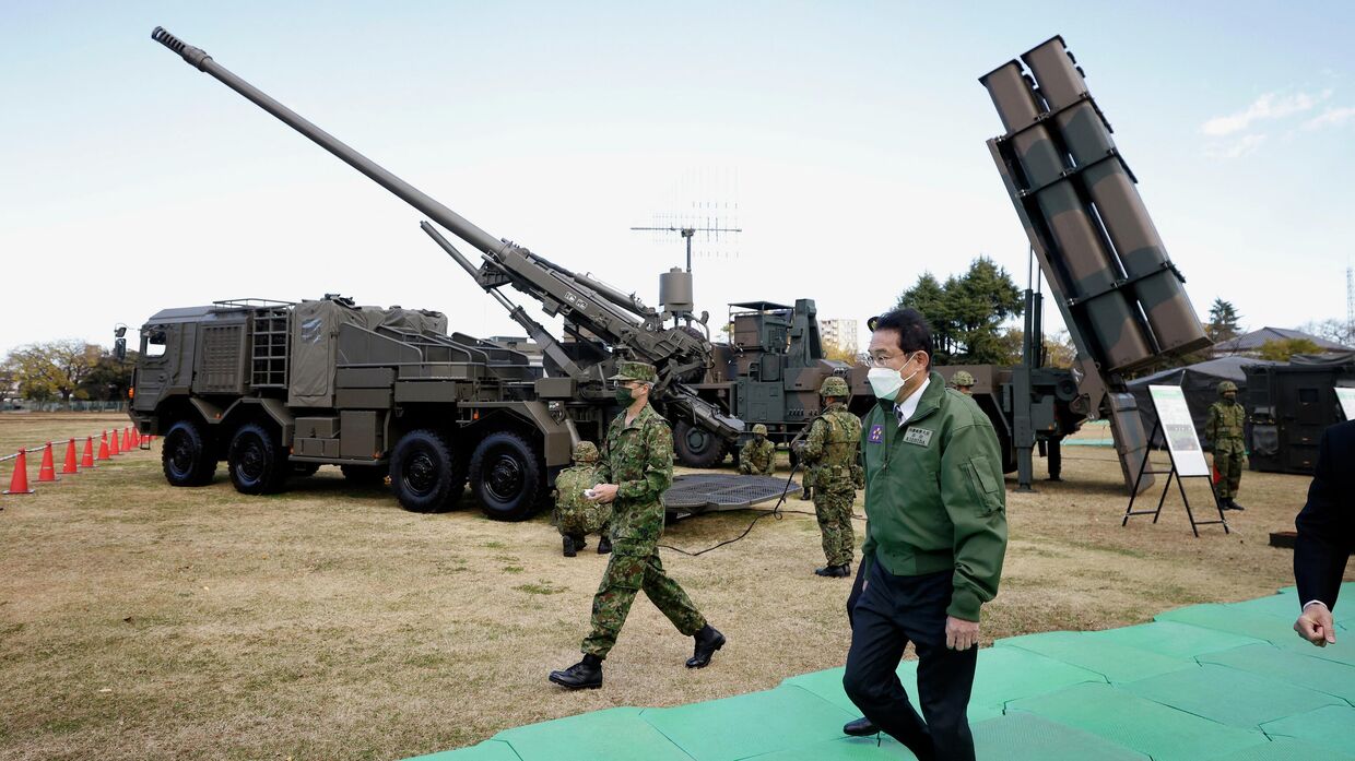 Премьер-министр Японии Фумио Кисида во время осмотра противокорабельных ракет Type 12 и самоходной гаубицы Type 19 в Токио