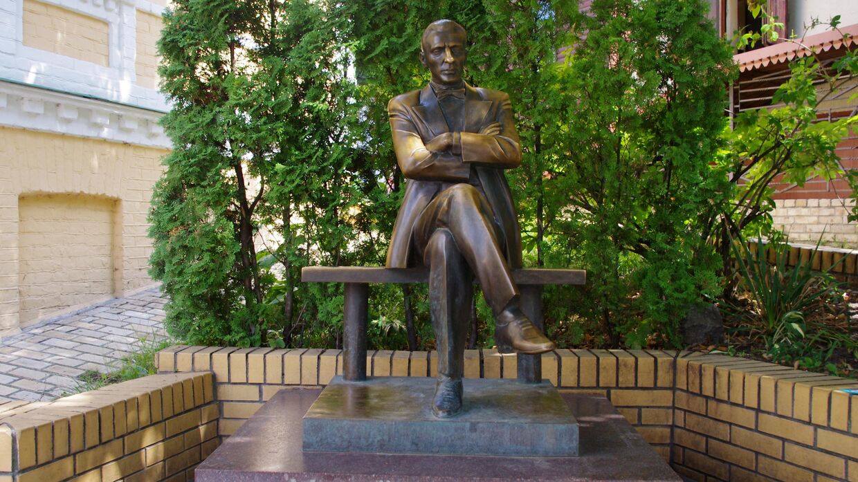 Памятник писателю Михаилу Булгакову в Киеве