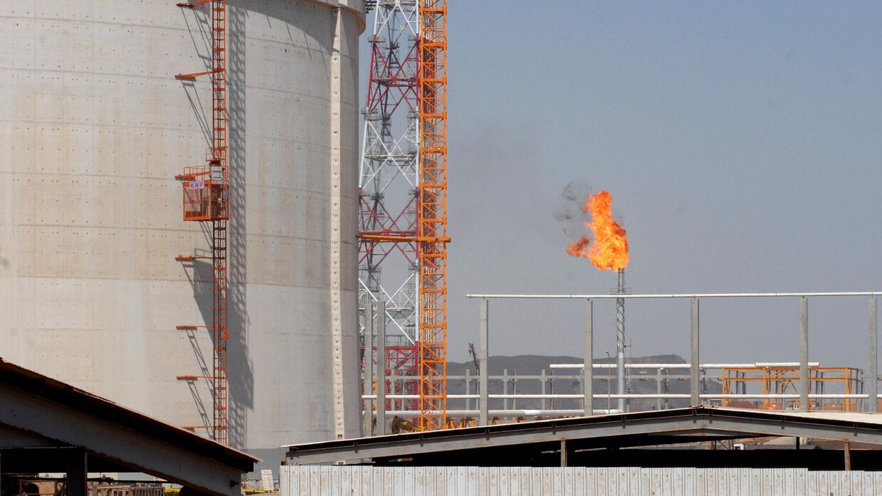 Газовый резервуар в портовом городе Балхаф в Аденском заливе, Йемен