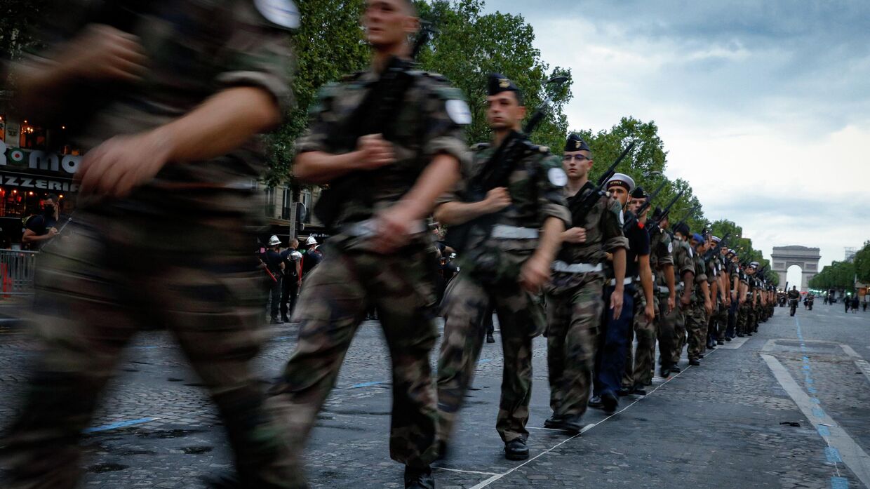 Французские солдаты во время репетиции парада на Елисейских полях в Париже