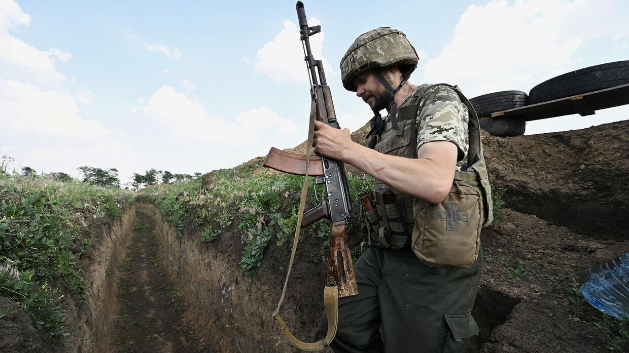 Украинский военнослужащий на позициях на юге Украины