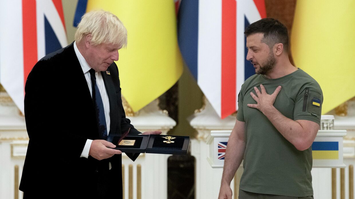 Президент Украины Владимир Зеленский награждает премьер-министра Великобритании Бориса Джонсона в Киеве, Украина